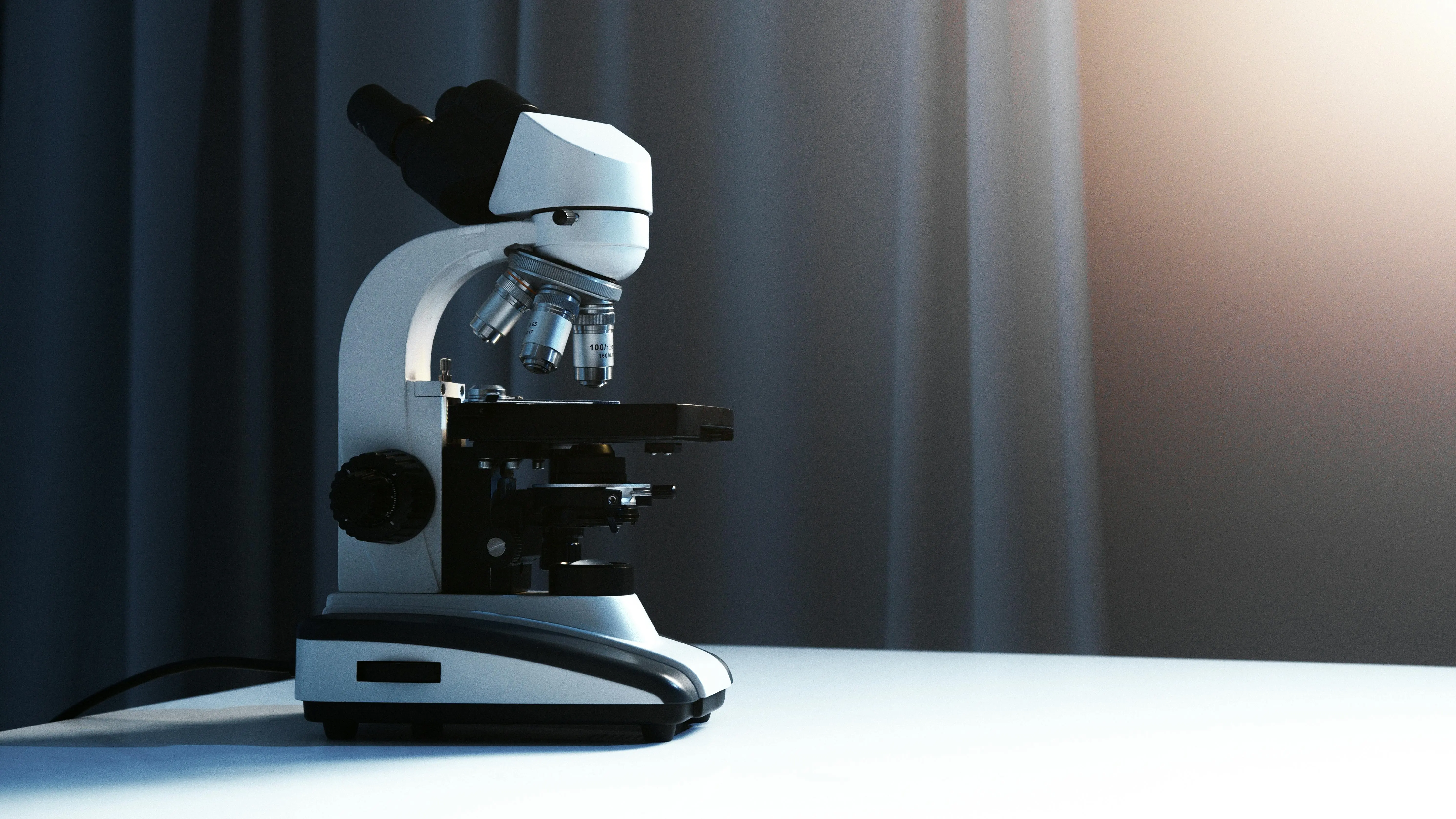 Laboratory microscope in a testing environment